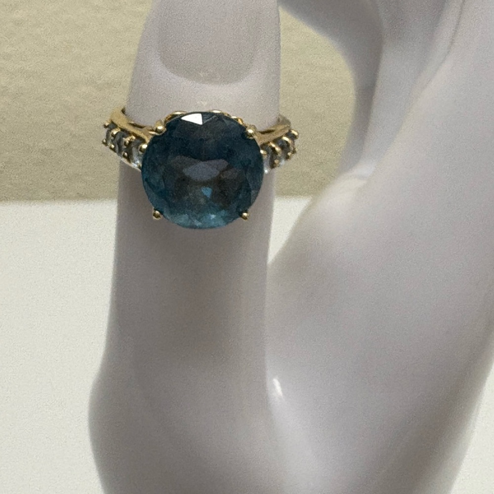 Elegant Blue and Gold Women's Ring